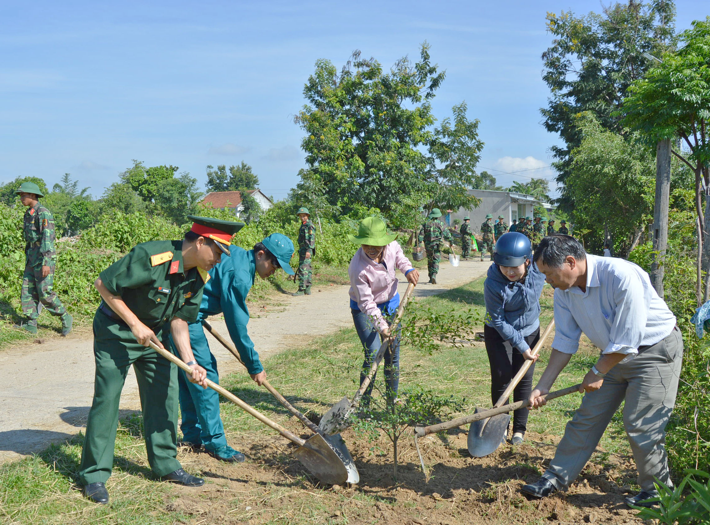 Sư đoàn 10 giúp địa phương xây dựng tuyến đường văn minh đô thị